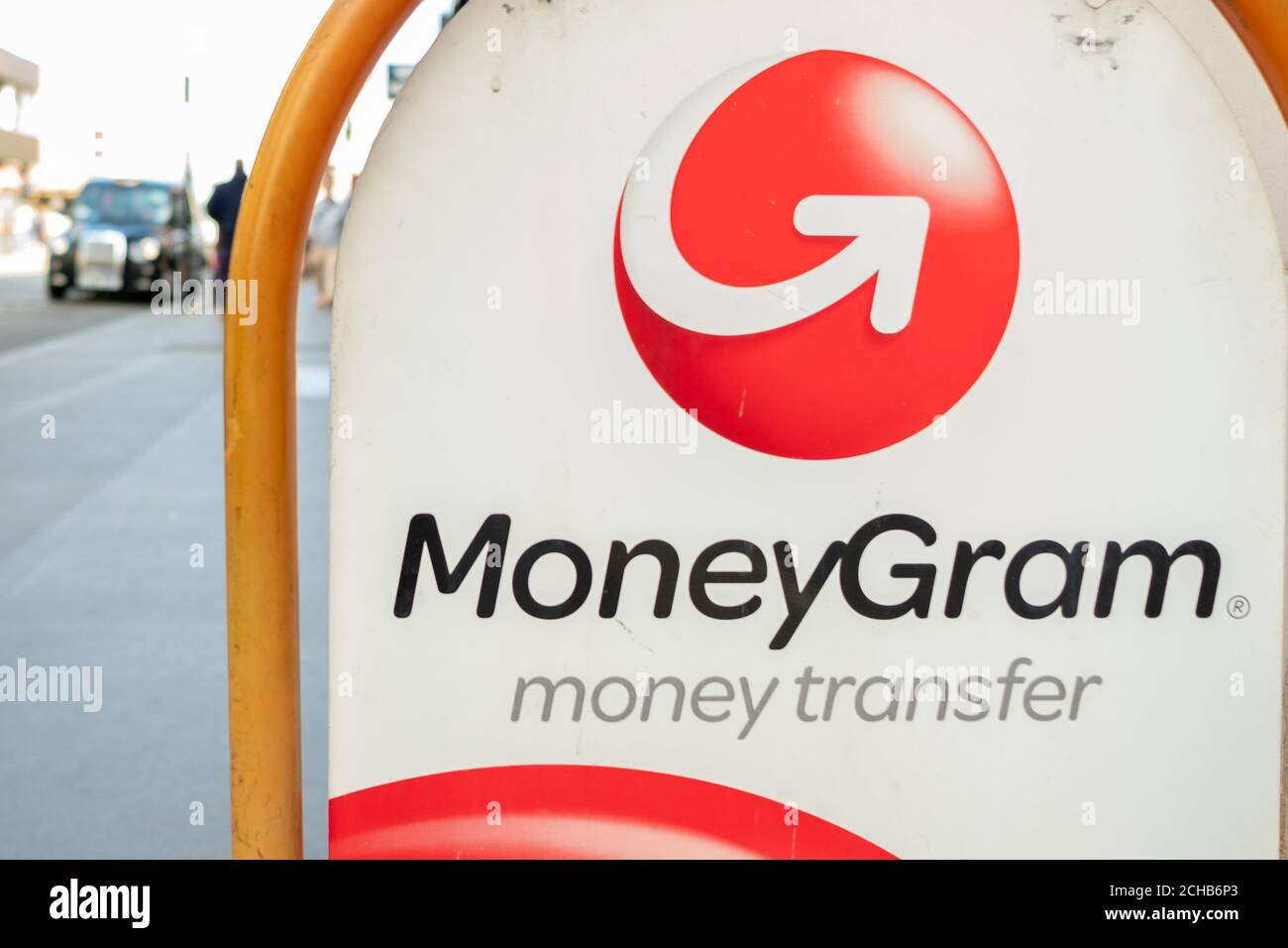 London - September 2020: MoneyGram Zeichen auf London Street, ein Finanzdienstleister spezialisiert auf den Transfer von Geld Stockfoto