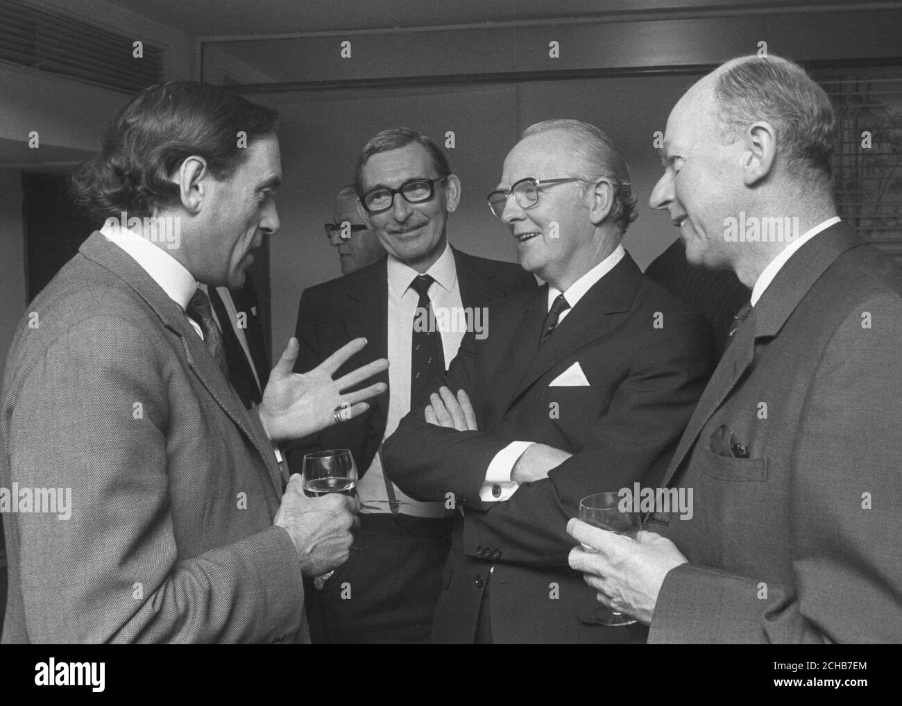 Der liberale Führer Jeremy Thorpe (l.) spricht mit drei Direktoren des Presseverbands beim Lunch und der Jahresversammlung im Savoy Hotel. Mit ihm sind (l-r) H.R. Dickinson (Bristol United Press), J.S. Wallwork (Associated Newspapers), der pensioning Press Association Chairman, und S.G.G. Clarke (Courier Press (Holdings), der neue Vorsitzende des Presseverbands. Stockfoto