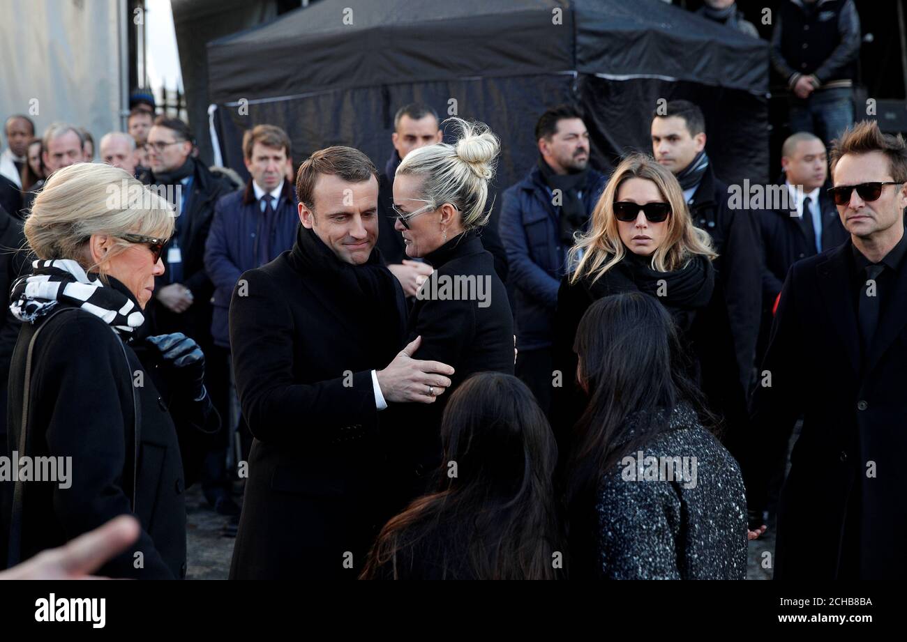 Der Franzosische Prasident Emmanuel Macron Und Seine Frau Brigitte Macron Umarmen Frau Und Kind Des Verstorbenen Franzosischen Sangers Johnny Hallyday L R Joy Hallyday Jade Hallyday Laeticia Hallyday Laura Smet Und David Hallyday