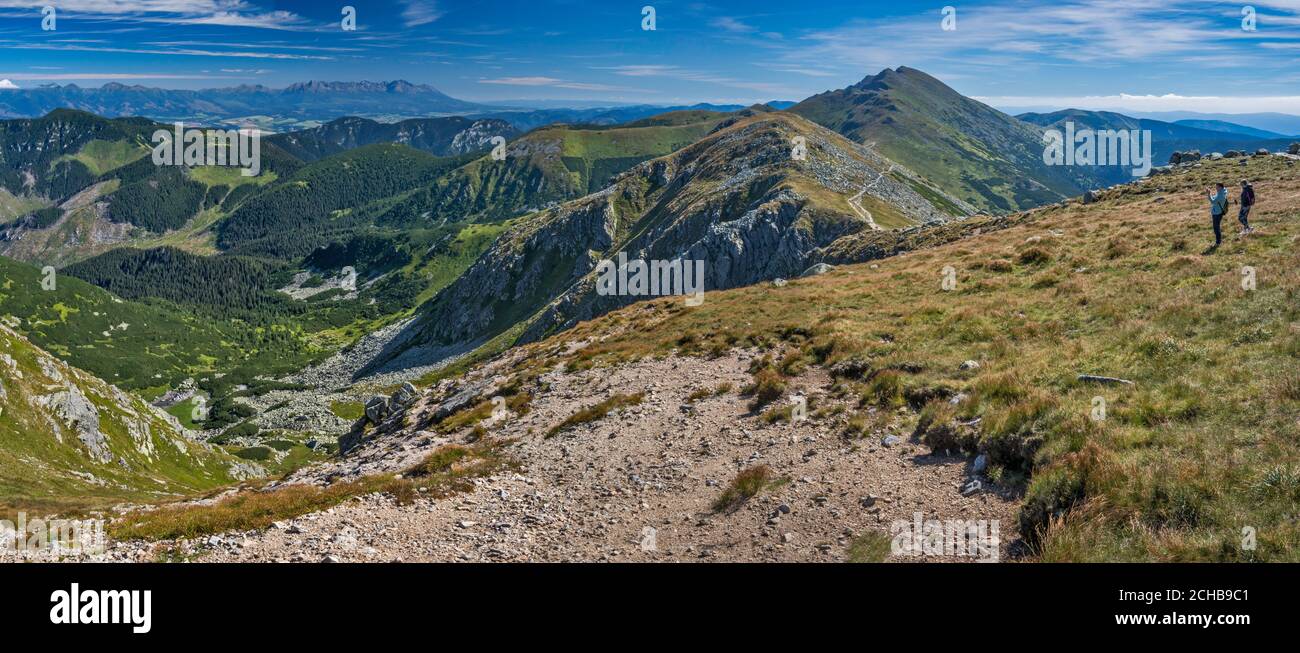 Demanovska Tal vom Aussichtspunkt nahe Chopok Gipfel in der Niederen Tatra, Dumbier Gipfel auf der rechten Seite, hohe Tatra in der Ferne, niedrige Tatra Nat Park, Slowakei Stockfoto