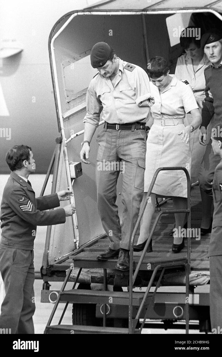 Ein Royal Marine, der im Falkland-Krieg seinen Arm verloren hat, wird von einer Krankenschwester auf den Stufen des VC10 bei RAF Brize Norton unterstützt. Stockfoto