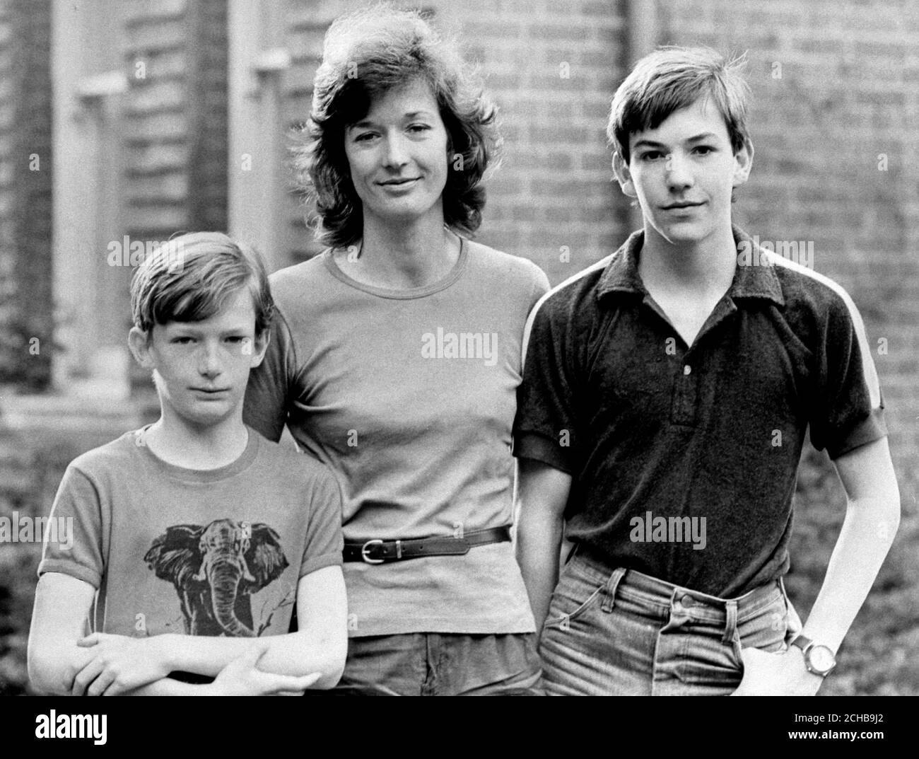 Sara Jones und die Kinder Rupert (l), 13, und David, 16, in ihrem Haus in der Kirche Crookham, Hampshire, nachdem sie hörte, dass ihr Mann, LT-Col 'H' Jones, im Falklandkrieg getötet worden war und das zweite Bataillon, das Fallschirmregiment, anführte. Nur UK Provs Stockfoto