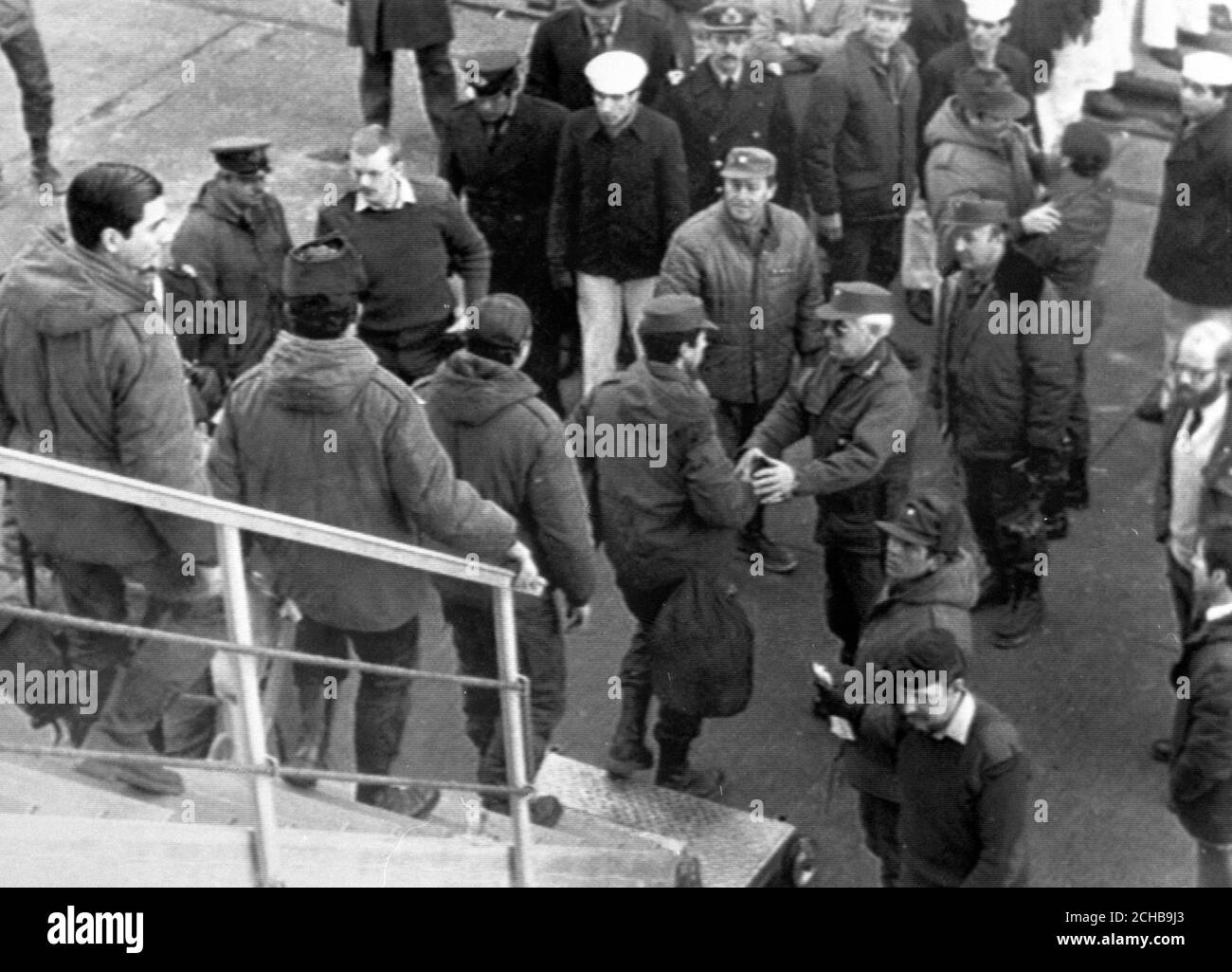 Der argentinische Brigadegeneral Gariay begrüßt seine Truppen, als sie die Canberra am Kai von Puerto Madryn in Argentinien an Bord gingen. Er war der Vertreter der Junta, der sie bei ihrer Ankunft traf. Mehr als 4,000 argentinische Kriegsgefangene wurden auf dem Linienschiff in den Hafen verschifft. *Poolbild vom Navy-Fotografen Jim Fletcher. Stockfoto