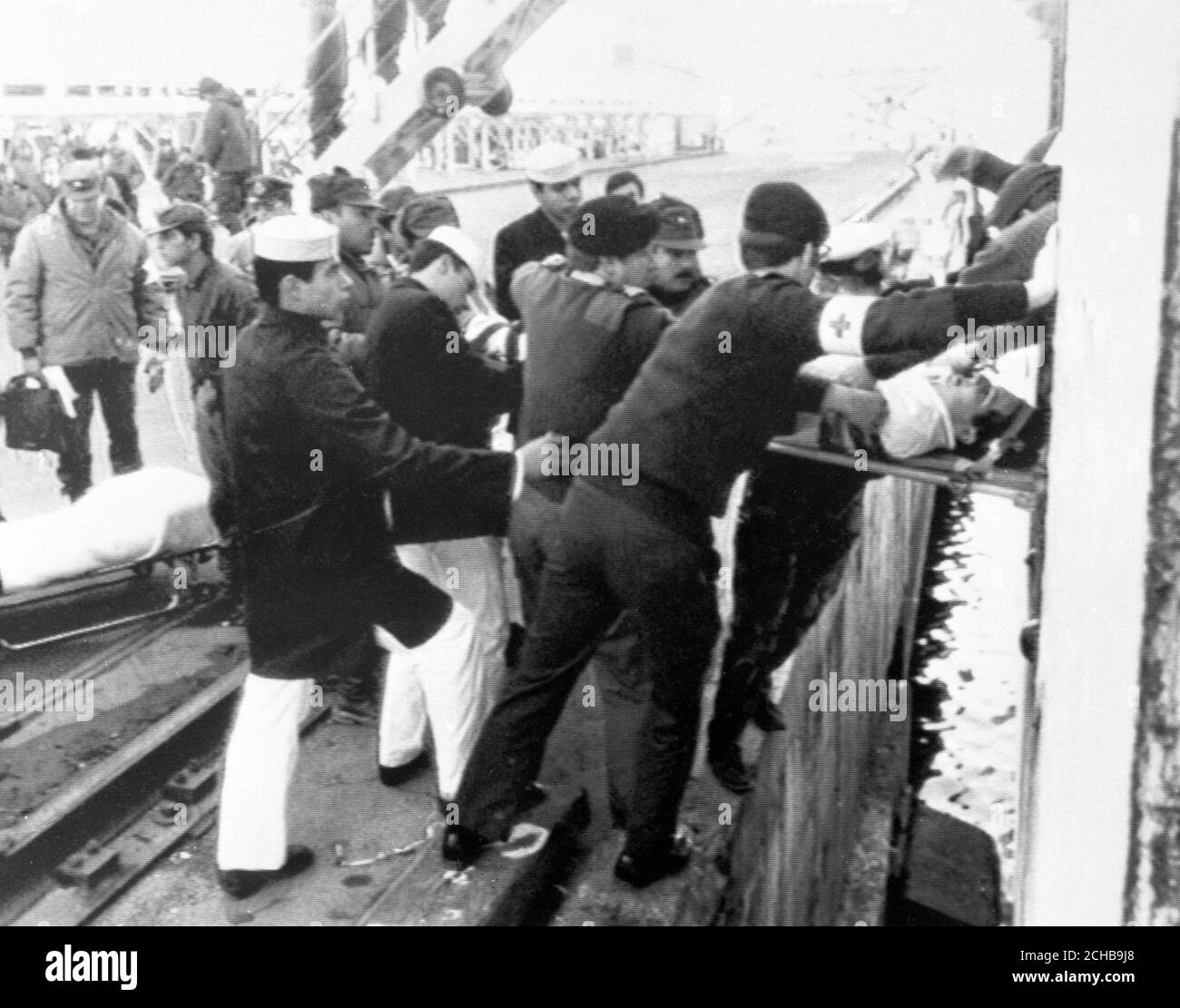 Britisches und argentinisches medizinisches Personal hilft schwer verwundeten Gefangenen vor der 'Canberra', als sie in Puerto Madryn in Argentinien ankam. Mehr als 4,000 argentinische Kriegsgefangene wurden auf dem Linienschiff in den Hafen verschifft. *Poolbild vom Navy-Fotografen Jim Fletcher. Stockfoto