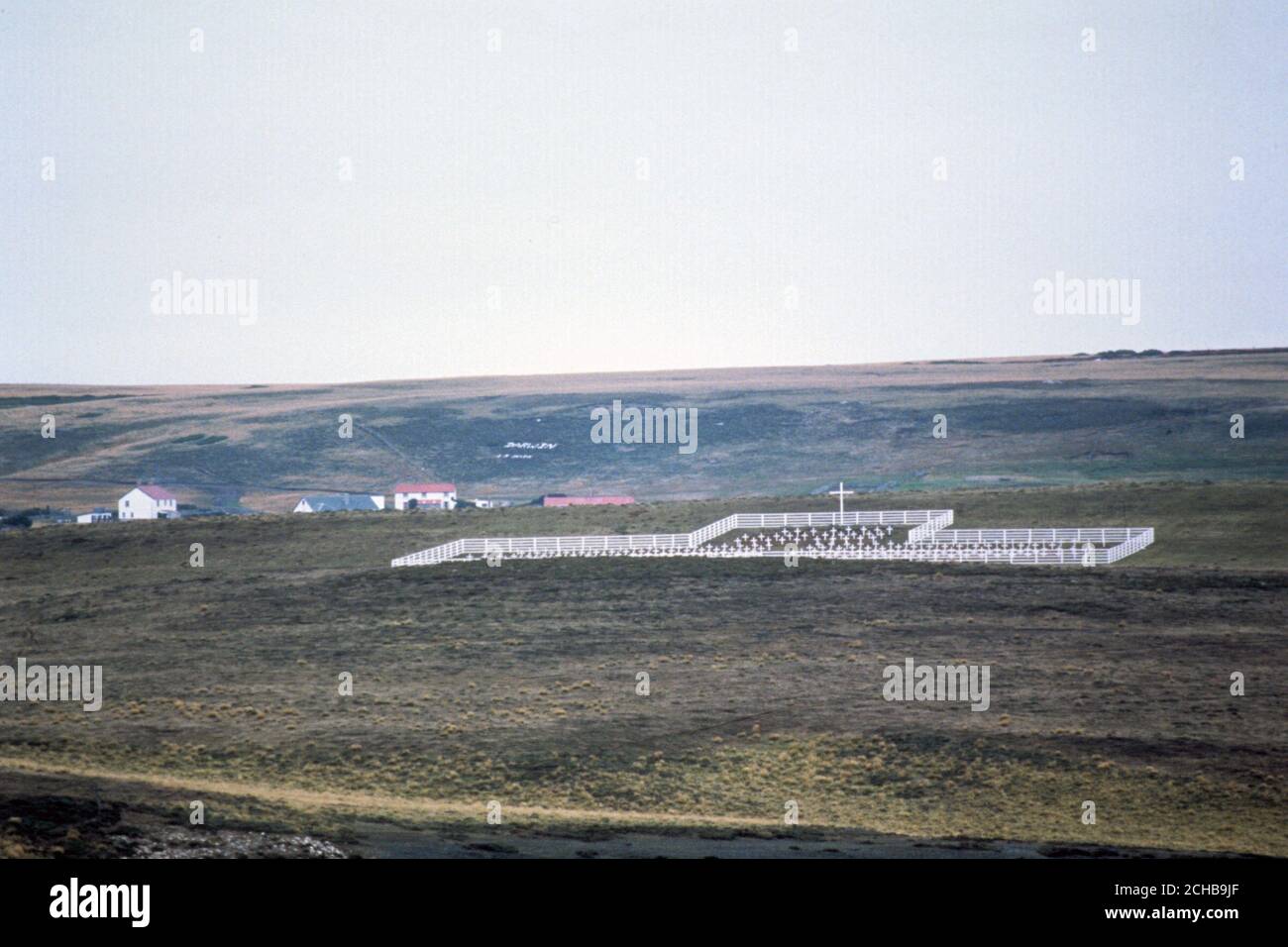 Der Friedhof für die bekannten argentinischen Kriegstoten in Darwin in den Ostfalklands. Die Ansiedlung von Darwin ist jenseits. Stockfoto
