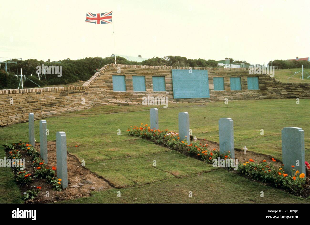 Der Friedhof von San Carlos, auf dem sich 14 Gräber der Toten des Falklandkrieges befinden, liegt auf einem Hügel mit Blick auf das Wasser von San Carlos. Stockfoto