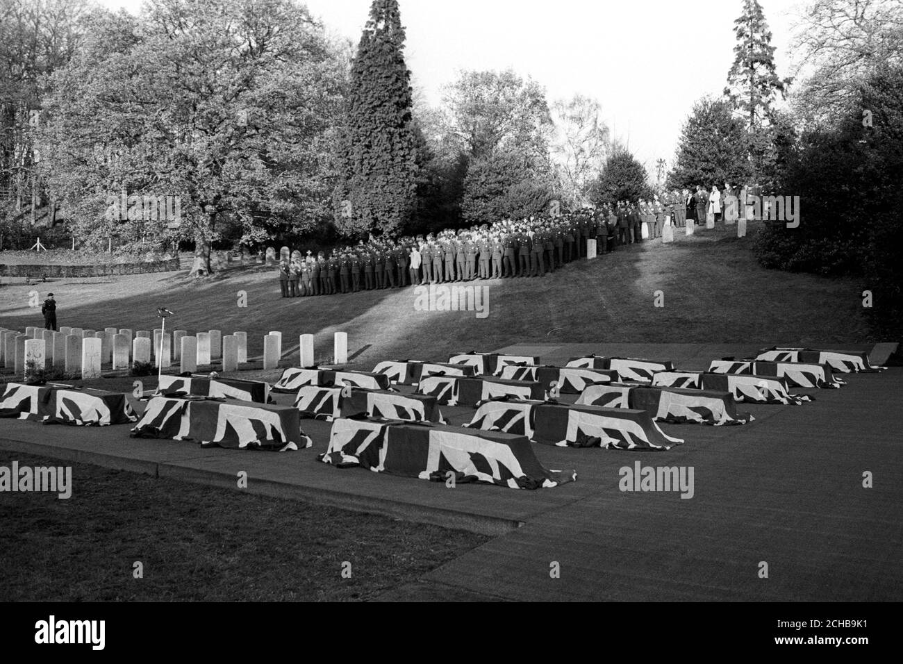Sechzehn Särge, die mit Fahnen drapiert sind, während sie auf das Interment warten, vom 2. Und 3. Bataillon des Fallschirmregiments, die in einigen der blutigsten Kämpfe des Falklandkrieges starben, wurden auf dem Militärfriedhof Aldershot mit vollen militärischen Ehren bestattet. Stockfoto