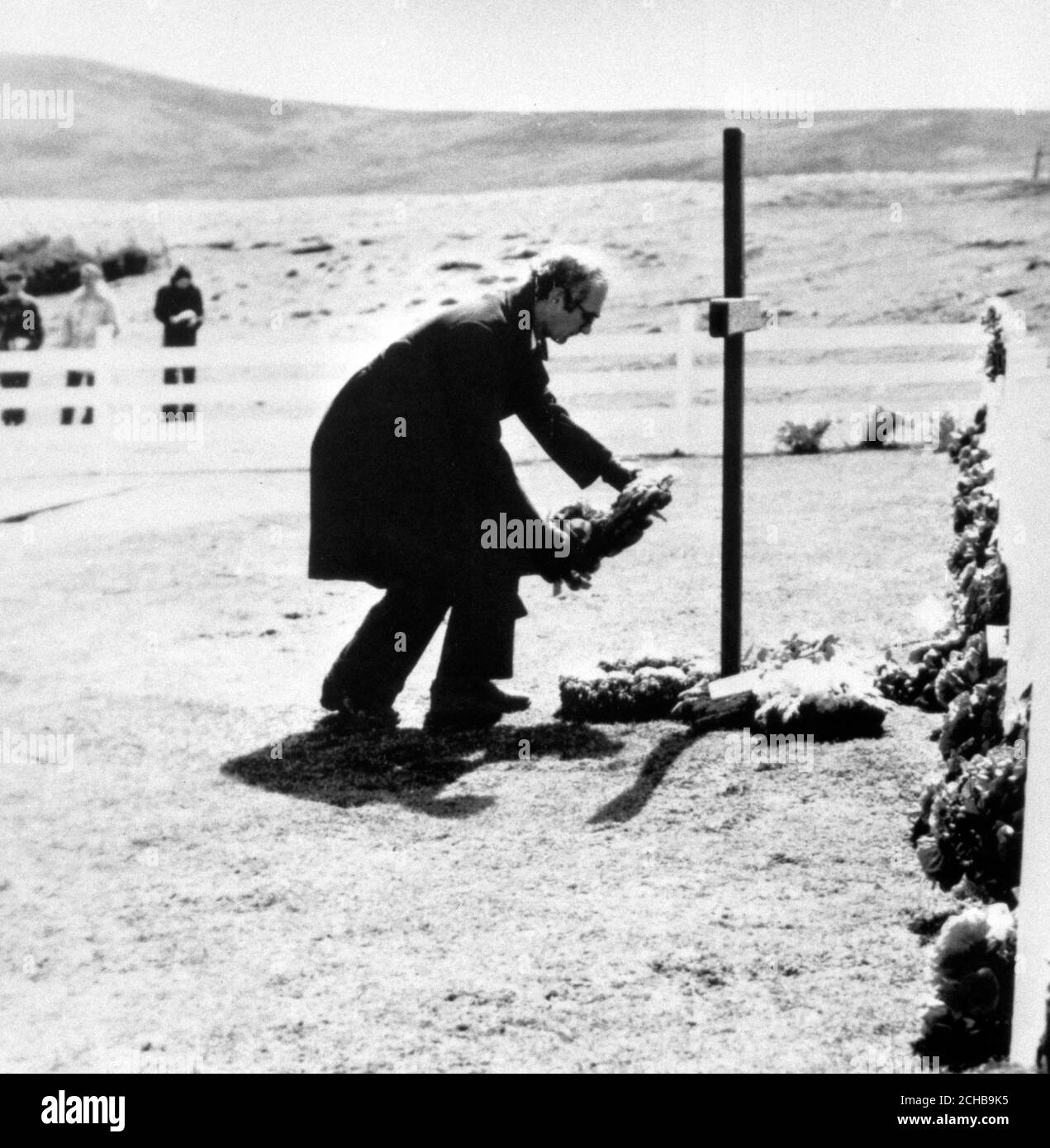 Ein Bild des Verteidigungsministeriums, das in London veröffentlicht wurde, zeigt Verteidigungsminister John Nott, der den Gefallenen auf dem Blue Beach Military Cemetery in Port San Carlos Tribut zollt. Stockfoto