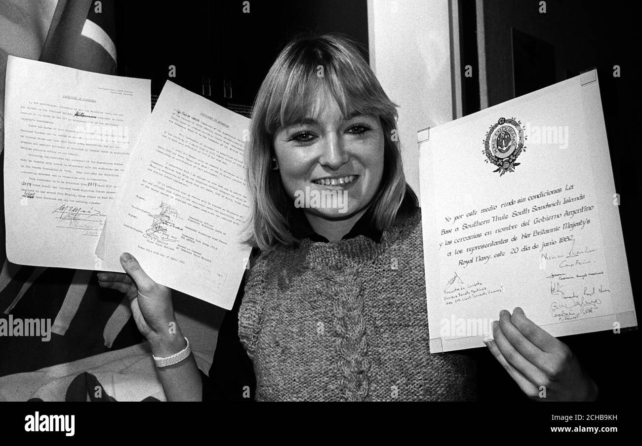 Marian Cole, 24, aus Heckfield, bei Reading, Berkshire, Ausstellungsassistent im Imperial war Museum in London, mit den von argentinischen und britischen Offizieren unterzeichneten Kapitulationsinstrumenten, die die Kapitulation aller argentinischen Streitkräfte auf den Falklandinseln, Südgeorgien und Südthule im vergangenen Jahr bestätigten. Die Dokumente werden ab heute im Museum ausgestellt. Stockfoto