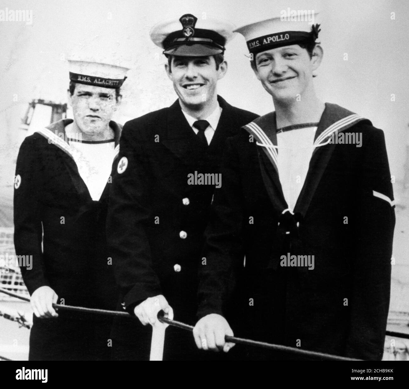 Die drei Brüder Coulton, die in verschiedenen Schiffen in den Falkland in den Krieg zogen, trafen sich heute zum ersten Mal seit Beginn des Konflikts. Der Navy-Koch Sean (r), 21, kam auf der HMS 'Apollo' nach Devonport, um seine Brüder Brendon (l), 23, von der HMS 'Alacrity', und den medizinischen Assistenten des Kleinoffiziers Ian, 27, vom Spitalschiff 'Uganda' zu treffen. Stockfoto