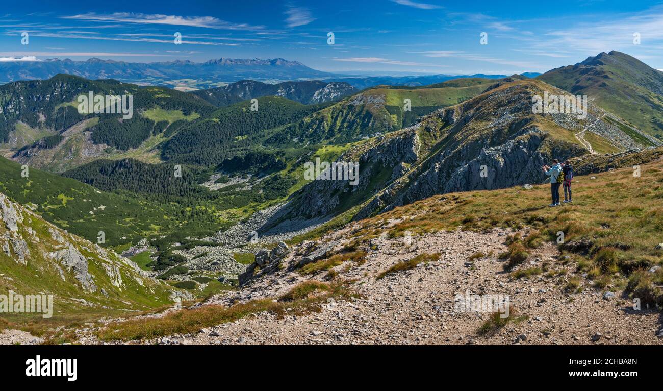 Demanovska Tal vom Aussichtspunkt nahe Chopok Gipfel in der Niederen Tatra, Dumbier Gipfel auf der rechten Seite, hohe Tatra in der Ferne, niedrige Tatra Nat Park, Slowakei Stockfoto