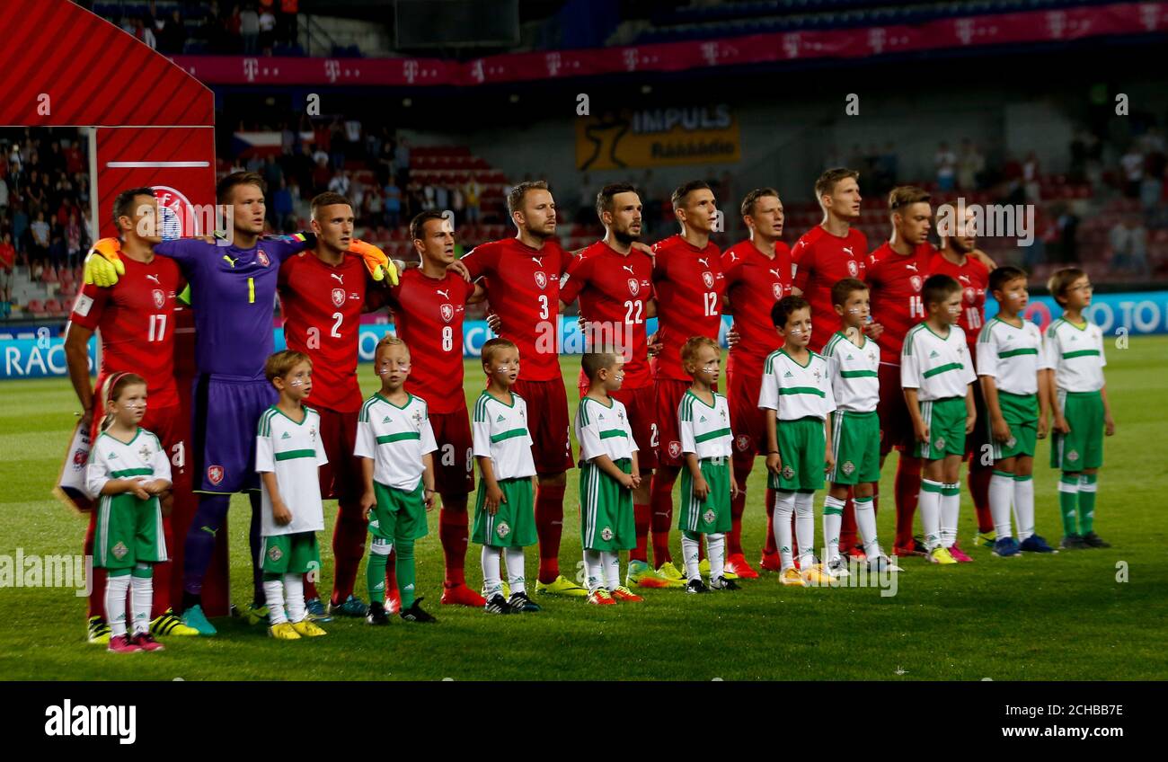 Das Team der Tschechischen Republik hat sich während der Nationalhymne zusammengestellt Stockfoto