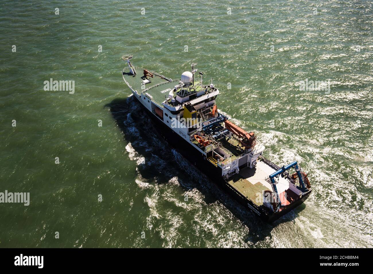 Das britische Natural Environment Research Council (NERC) Schiff RSS Discovery fährt auf der Solent vor der Isle of Wight und Portsmouth. Stockfoto