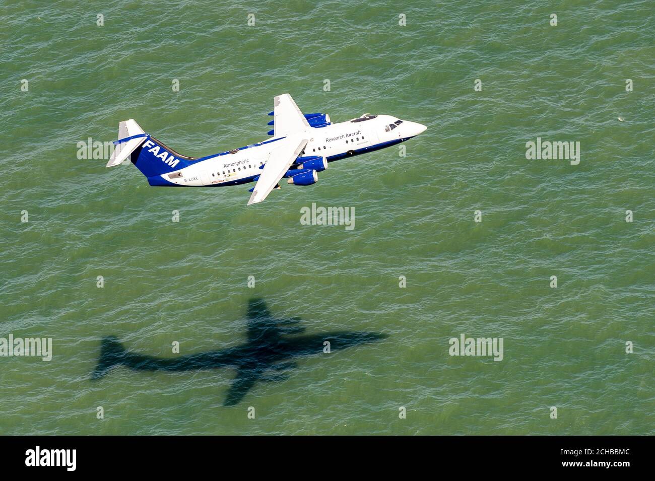 Das britische Natural Environment Research Council (NERC), Facility for Airborne Atmospheric Measurements (FAAM) genannt, fliegt über den Solent vor der Isle of Wight und Portsmouth. Stockfoto