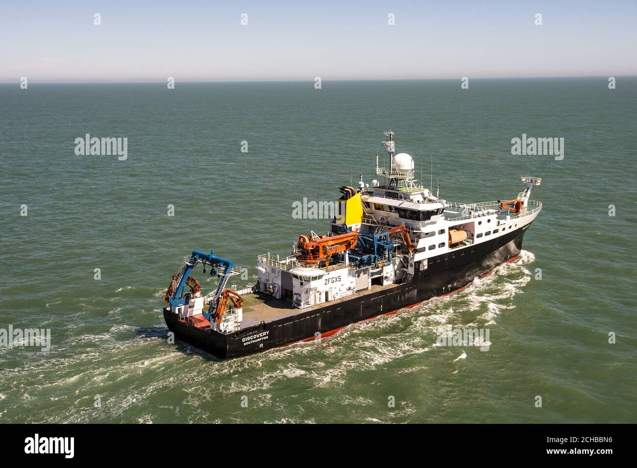 Das britische Natural Environment Research Council (NERC) Schiff RSS Discovery fährt auf der Solent vor der Isle of Wight und Portsmouth. Stockfoto