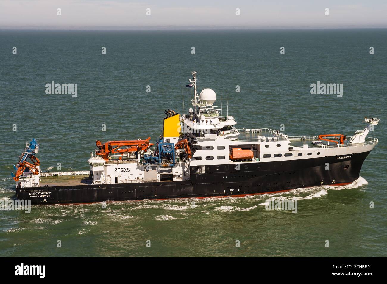 Das britische Natural Environment Research Council (NERC) Schiff RSS Discovery fährt auf der Solent vor der Isle of Wight und Portsmouth. Stockfoto