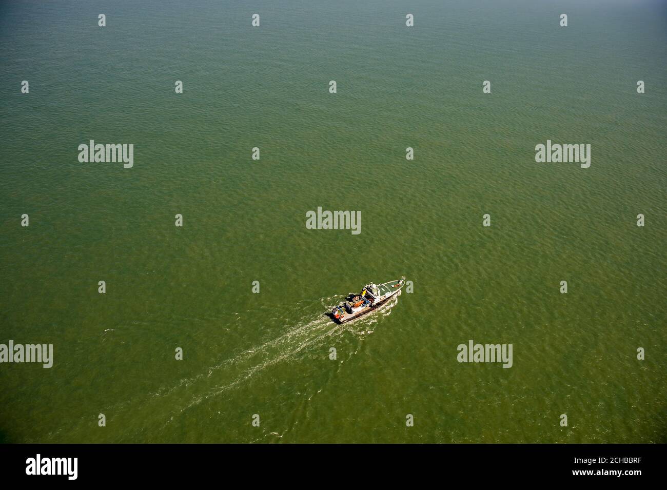 Das britische Natural Environment Research Council (NERC) Schiff RSS Discovery fährt auf der Solent vor der Isle of Wight und Portsmouth. Stockfoto