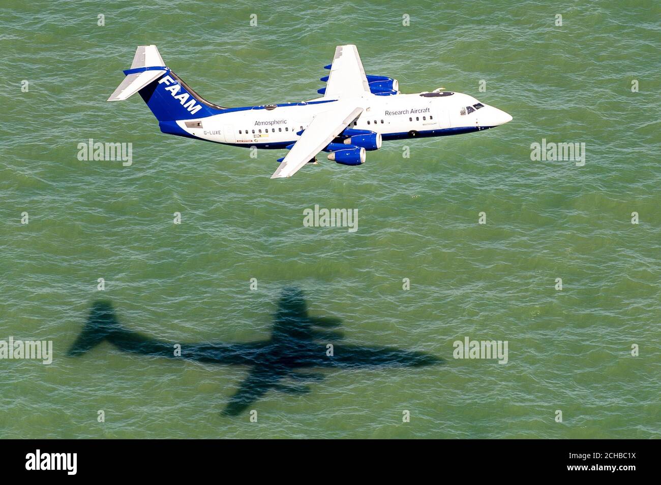 Das britische Natural Environment Research Council (NERC), Facility for Airborne Atmospheric Measurements (FAAM) genannt, fliegt über den Solent vor der Isle of Wight und Portsmouth. Stockfoto