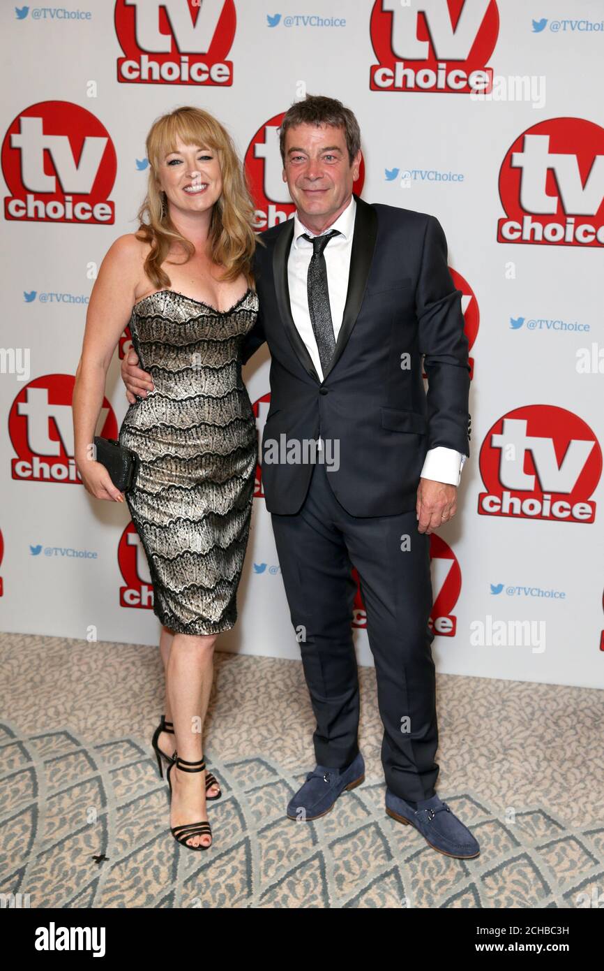 Sally Ann Matthews und Richard Hawley kommen zu den TV Choice Awards 2016 im Dorchester Hotel, Park Lane, London. DRÜCKEN Sie VERBANDSFOTO. Bilddatum: Montag, 5. September 2016. Siehe PA Geschichte SHOWBIZ TVChoice. Bildnachweis sollte lauten: Daniel Leal-Olivas/PA Wire Stockfoto