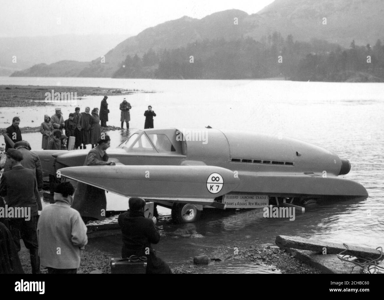 Donald Campbells Turbojet-Wasserflugzeug Bluebird wird in Ullswater in Vorbereitung auf den Versuch auf den Weltrekord im Wasser gestartet. Der Start wurde wegen der Behinderung auf dem Slipway von gestern verschoben. Stockfoto