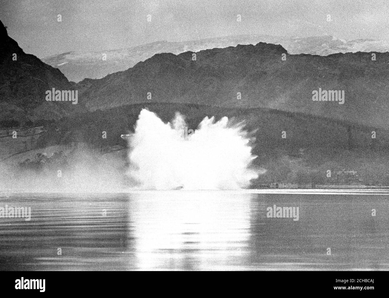 Ein Versuch, einen Weltrekord zu brechen, endet für Donald Campbell in einer tödlichen Katastrophe, als sein Schnellboot Bluebird in einer Wolke aus Spray auf Coniston-Wasser verschwindet. Ein großes Stück des Bootes ist in der Luft auf der linken Seite des Sprays zu sehen. Stockfoto