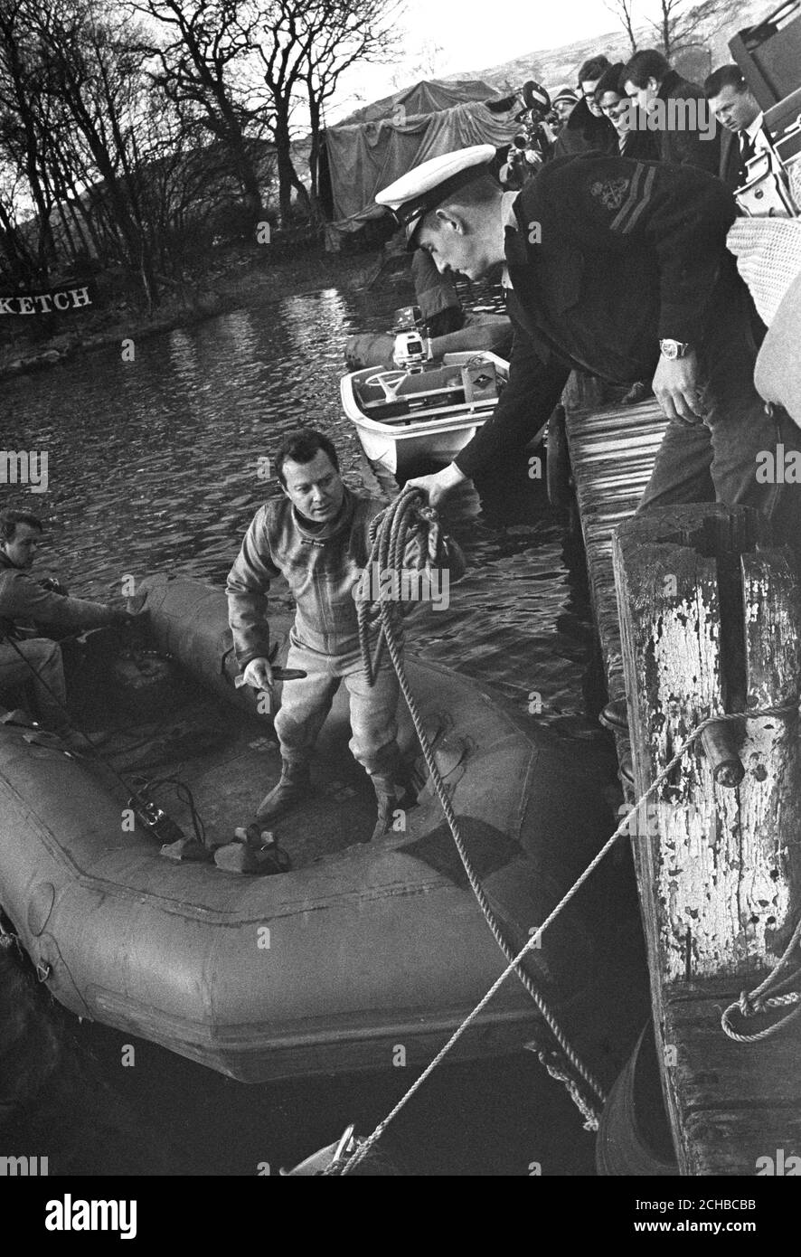 Taucher der Royal Navy machen sich in einem aufblasbaren Schlauchboot auf die Suche nach dem Wrack von Bluebird und Donald Campbells Körper. Das Jetboot stürzte gestern bei einem Versuch auf den Weltrekord im Wasser ab. Stockfoto