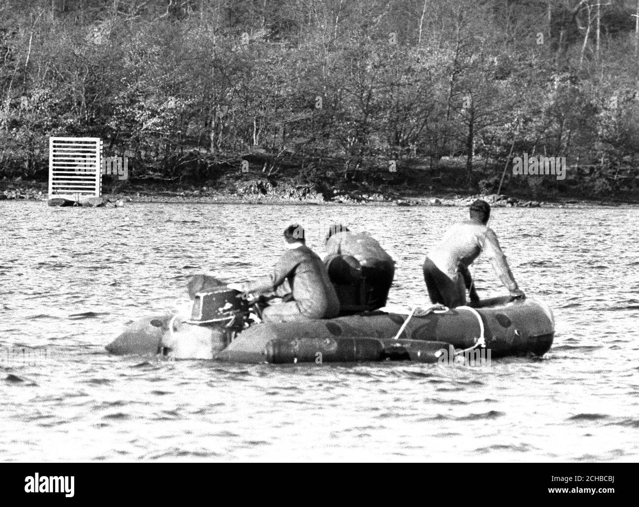 Ein Team von Royal Navy Tauchern sucht Coniston Wasser, wo Donald Campbell gestürzt zu seinem Tod in der Jet-Boot Bluebird gestern, als er versuchte, einen neuen Welt-Wasser-Geschwindigkeitsrekord. Stockfoto