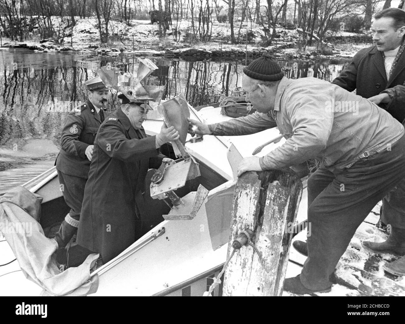 Ein Teil des Steuermechanismus von Bluebird wird am Lake Coniston an Land gebracht. Dies war Teil des Wracks, das von Royal Navy Tauchern gefunden wurde, die gesucht haben, seit Donald Campbell getötet wurde, als sein Jetboot während eines Weltrekordversuchs im Wasser abgestürzt war. Stockfoto