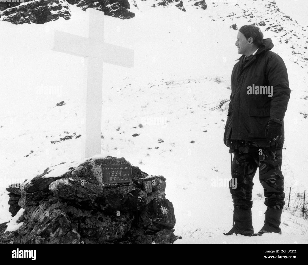 John Stanley, Staatsminister der Streitkräfte, bei Sir Ernest Shackleton's Memorial in King Edward Point, Grytviken, Südgeorgien. *nur für den UK-Gebrauch Stockfoto