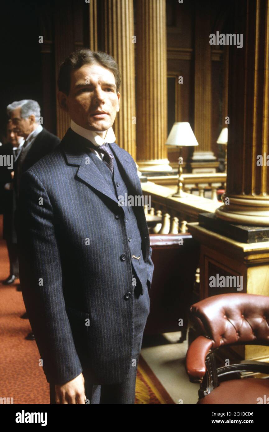 Schauspieler David Schofield als Sir Ernest Shackleton, der Antarktisforscher, in einem Londoner Club während der Dreharbeiten zur neuen vierteiligen BBC-Drama-Serie 'Shackleton', die 1983 veröffentlicht werden soll. Stockfoto Schauspieler David Schofield als Sir Ernest Shackleton, der Antarktisforscher, in einem Londoner Club während der Dreharbeiten zur neuen vierteiligen BBC-Drama-Serie 'Shackleton', die 1983 veröffentlicht werden soll. Stockfoto