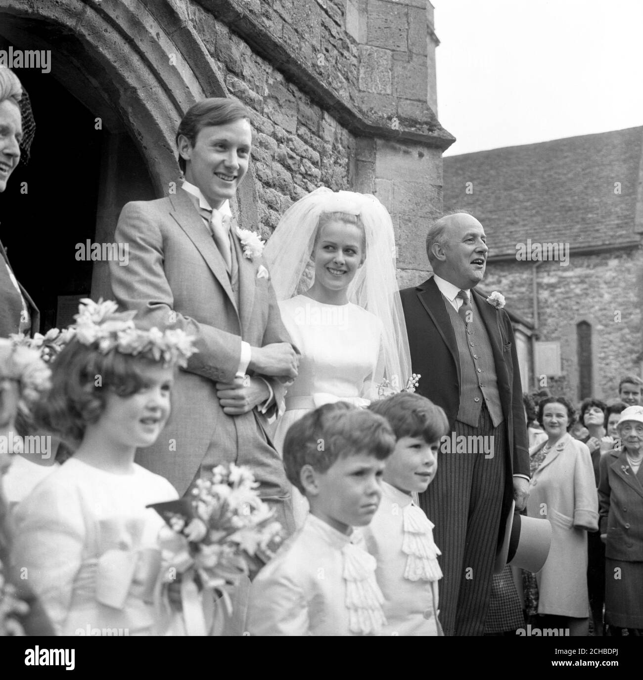 Der Dichter und Autor JOHN BETJEMAN ist mit seiner 20-jährigen Tochter CANDIDA und ihrem Bräutigam RUPERT LYCETT GREEN nach ihrer Hochzeit in der Wantage Parish Church in Berkshire abgebildet. Stockfoto