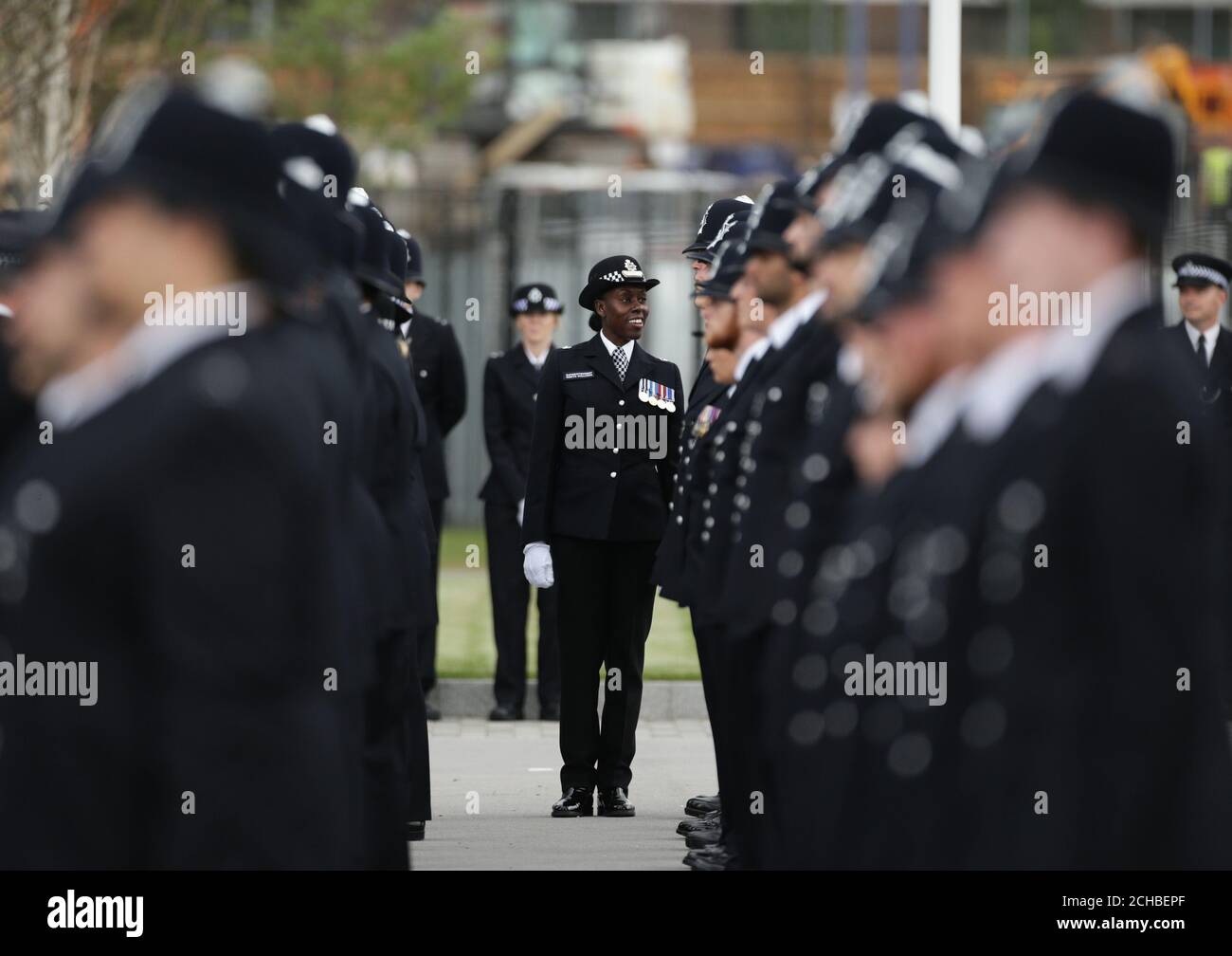 Superintendent Robyn Williams, der stellvertretende Leiter der Ausbildung MPS, inspiziert neue Rekruten während der ersten Passierparade des Metropolitan Police Service auf dem neu erschlossenen Gelände des Peel Centre in Hendon im Norden Londons. DRÜCKEN Sie VERBANDSFOTO. Bilddatum: Freitag, 9. September 2016. Bildnachweis sollte lauten: Yui Mok/PA Wire Stockfoto