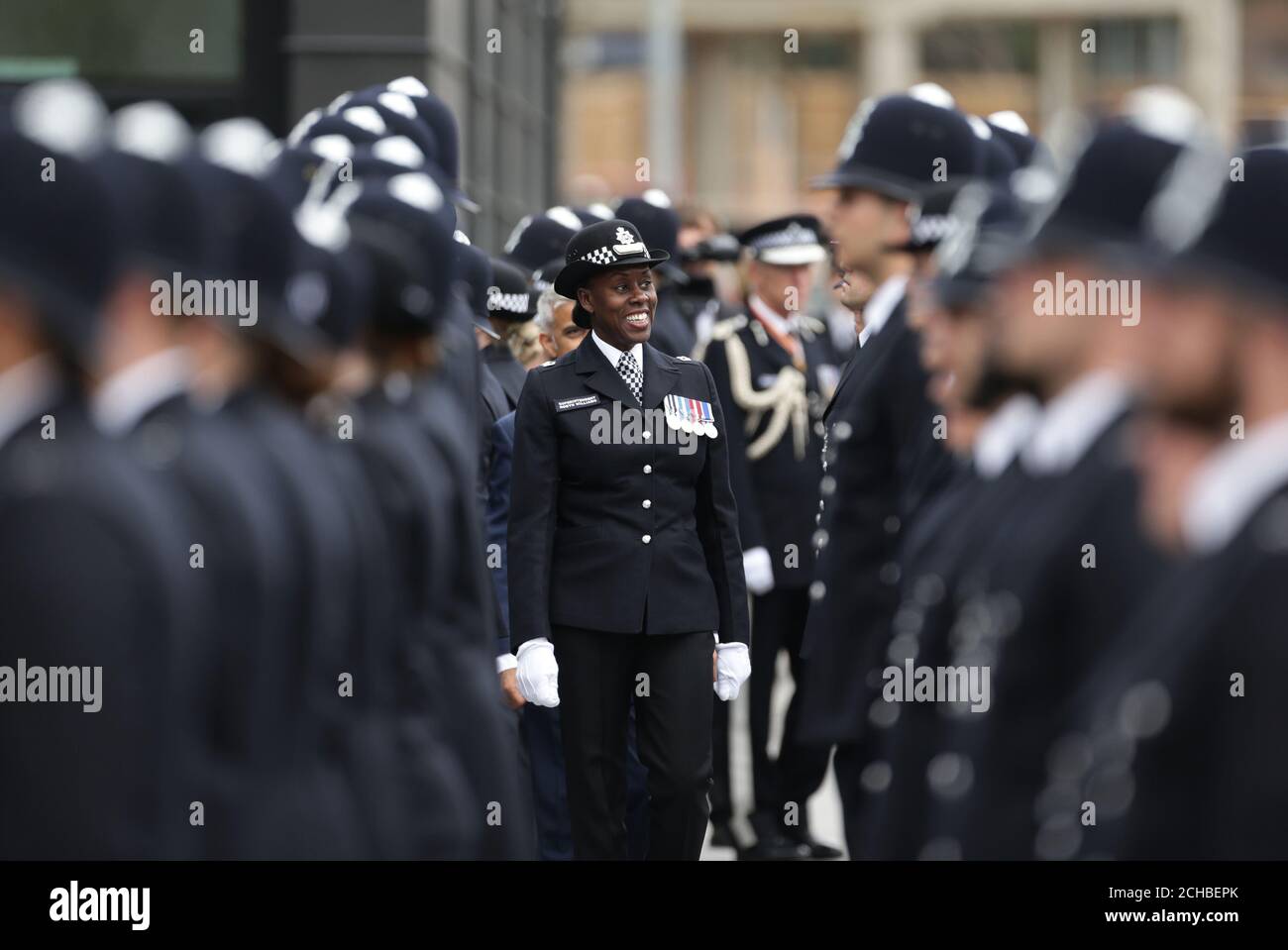 Superintendent Robyn Williams, der stellvertretende Leiter der Ausbildung MPS, inspiziert neue Rekruten während der ersten Passierparade des Metropolitan Police Service auf dem neu erschlossenen Gelände des Peel Centre in Hendon im Norden Londons. DRÜCKEN Sie VERBANDSFOTO. Bilddatum: Freitag, 9. September 2016. Bildnachweis sollte lauten: Yui Mok/PA Wire Stockfoto