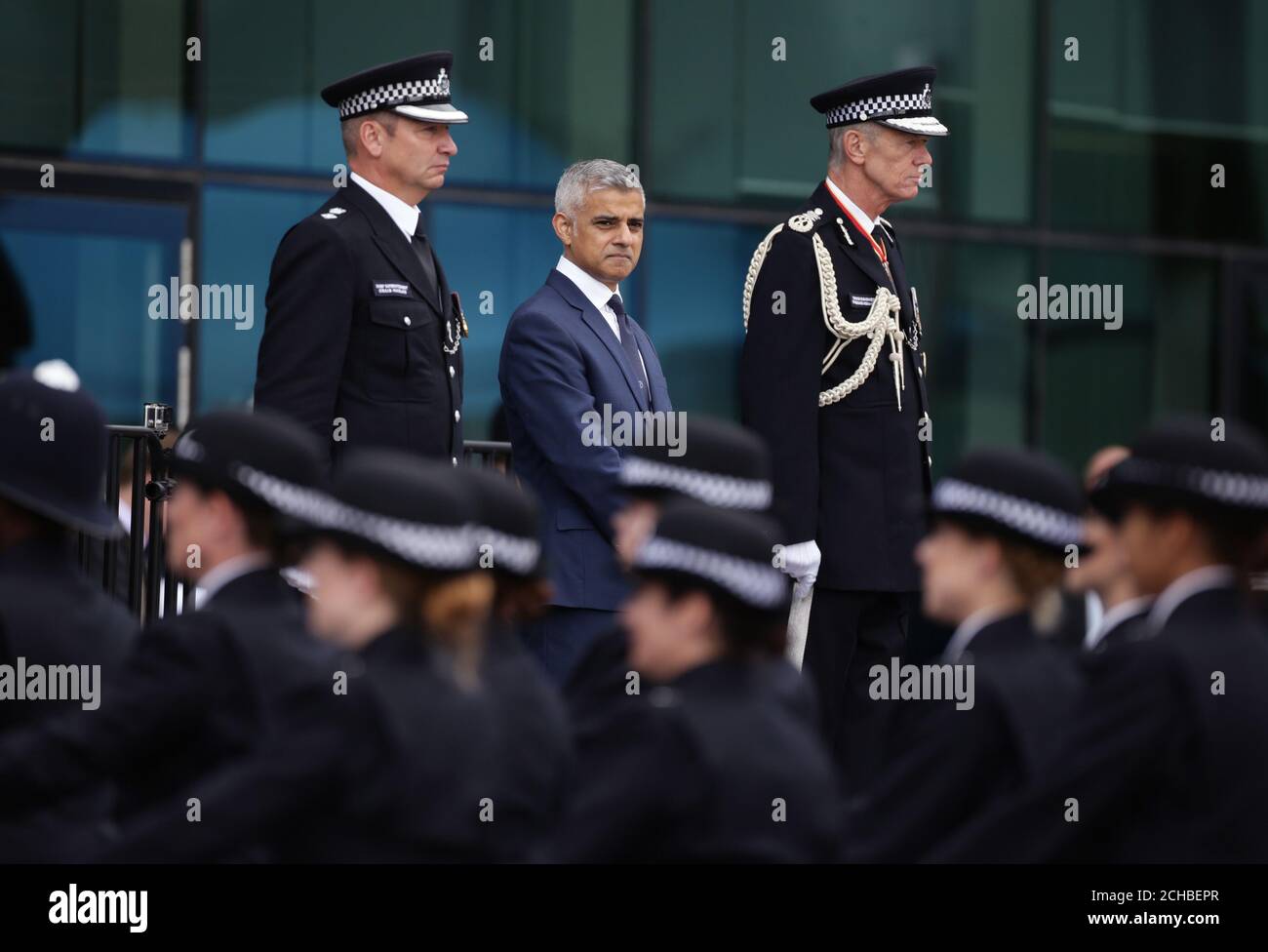 (Von links nach rechts) Oberaufseher Craig Haslam, Bürgermeister Sadiq Khan und MPS-Kommissar Sir Bernard Hogan-Howe während der ersten Passierparade des Metropolitan Police Service auf dem neu erschlossenen Gelände des Peel Center in Hendon im Norden Londons. DRÜCKEN Sie VERBANDSFOTO. Bilddatum: Freitag, 9. September 2016. Bildnachweis sollte lauten: Yui Mok/PA Wire Stockfoto