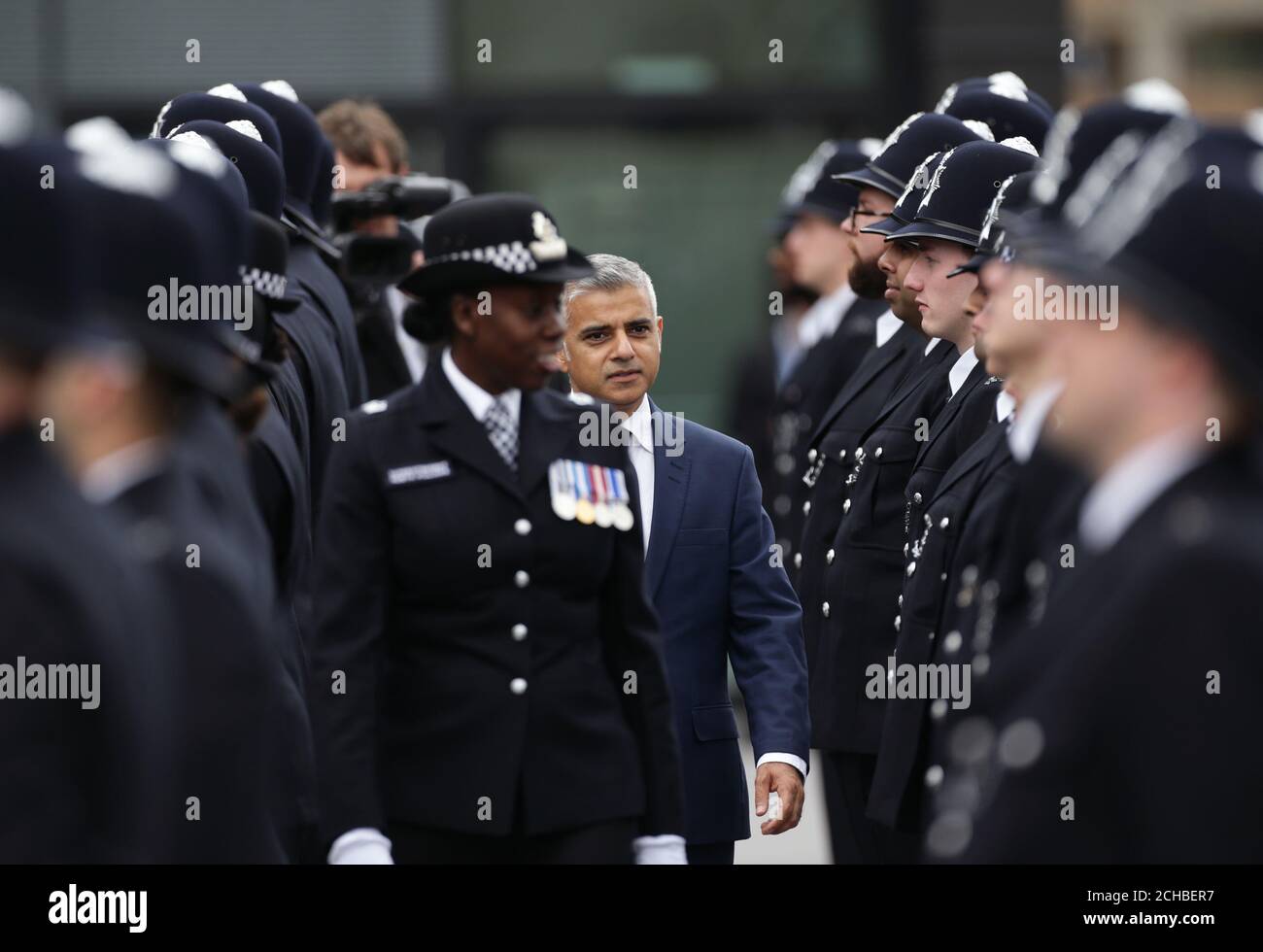 Der Bürgermeister von London, Sadiq Khan, mit dem stellvertretenden Ausbildungsleiter Robyn Williams während der ersten Passierparade des Metropolitan Police Service auf dem neu erschlossenen Gelände des Peel Centre in Hendon, im Norden Londons. DRÜCKEN Sie VERBANDSFOTO. Bilddatum: Freitag, 9. September 2016. Bildnachweis sollte lauten: Yui Mok/PA Wire Stockfoto