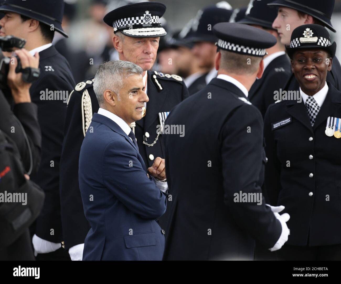 Der Bürgermeister von London, Sadiq Khan (unten links), mit dem MPS-Kommissar Sir Bernard Hogan-Howe (oben) und dem stellvertretenden Leiter der Ausbildung, Robyn Williams (rechts), während der ersten Passierparade des Metropolitan Police Service auf dem neu erschlossenen Gelände des Peel Centre in Hendon, im Norden Londons. DRÜCKEN Sie VERBANDSFOTO. Bilddatum: Freitag, 9. September 2016. Bildnachweis sollte lauten: Yui Mok/PA Wire Stockfoto