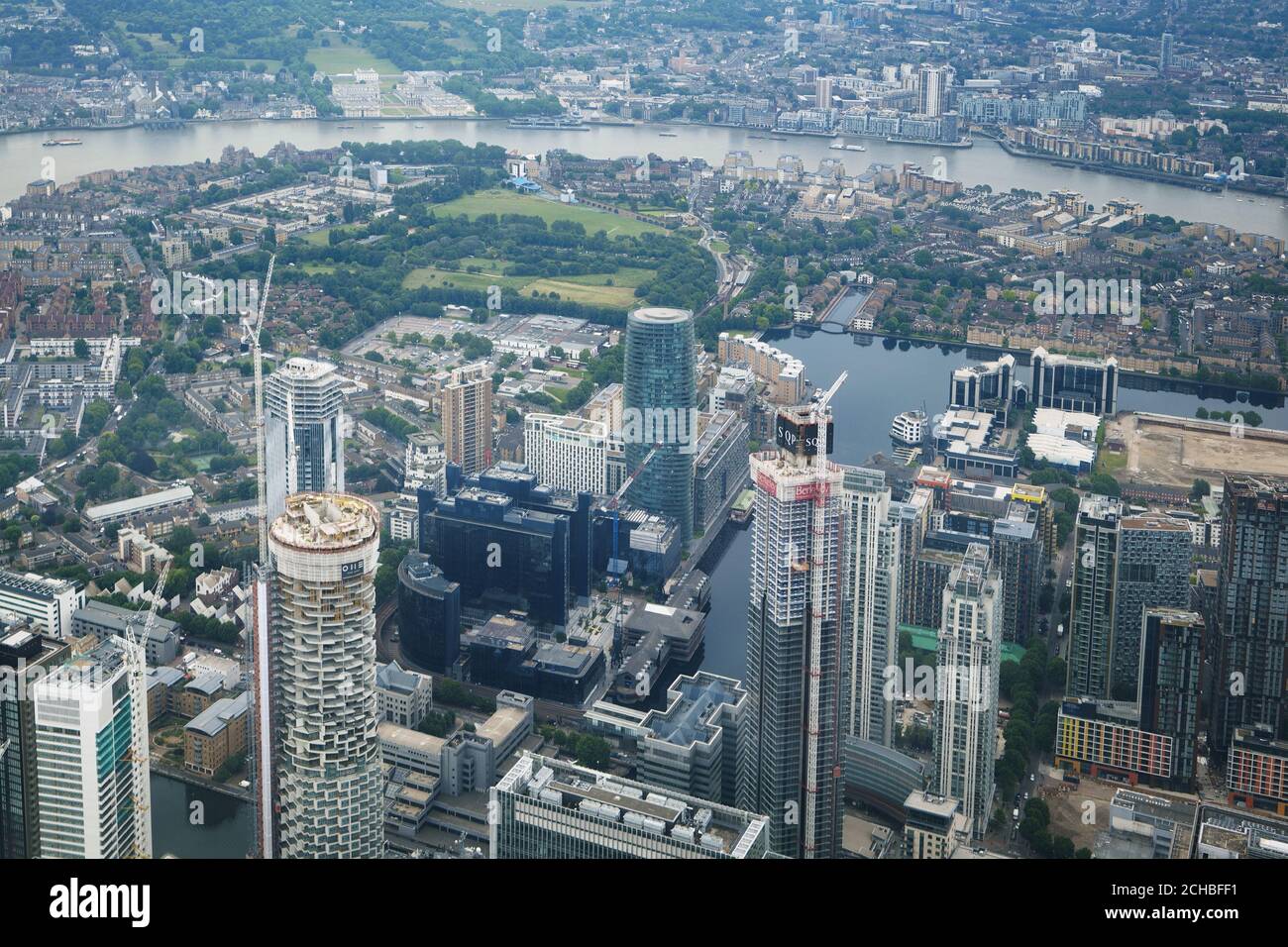 Luftaufnahme von Canary Wharf und der Isle of Dogs beim Anflug auf den London City Airport, Großbritannien. Im Hintergrund die Themse und Greenwich. Stockfoto