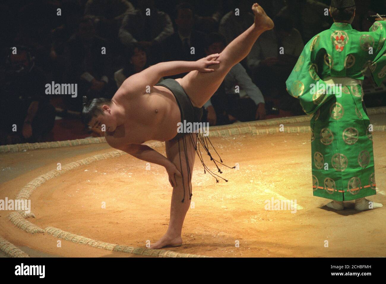 Ein japanischer Sumo-Wrestler limbiert in der Royal Albert Hall in London, bevor das erste offizielle Sumo-Turnier außerhalb Japans beginnt. Stockfoto