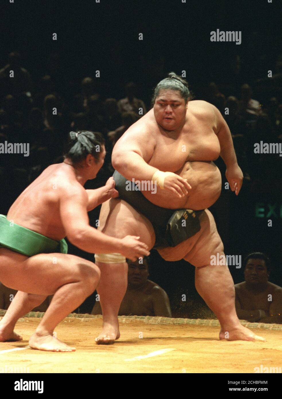 Der japanische Sumo-Wrestler Konishiki (rechts) bei Demonstrationswettkämpfen in der Royal Albert Hall in London, vor dem Beginn des großen Turniers heute Abend. Stockfoto