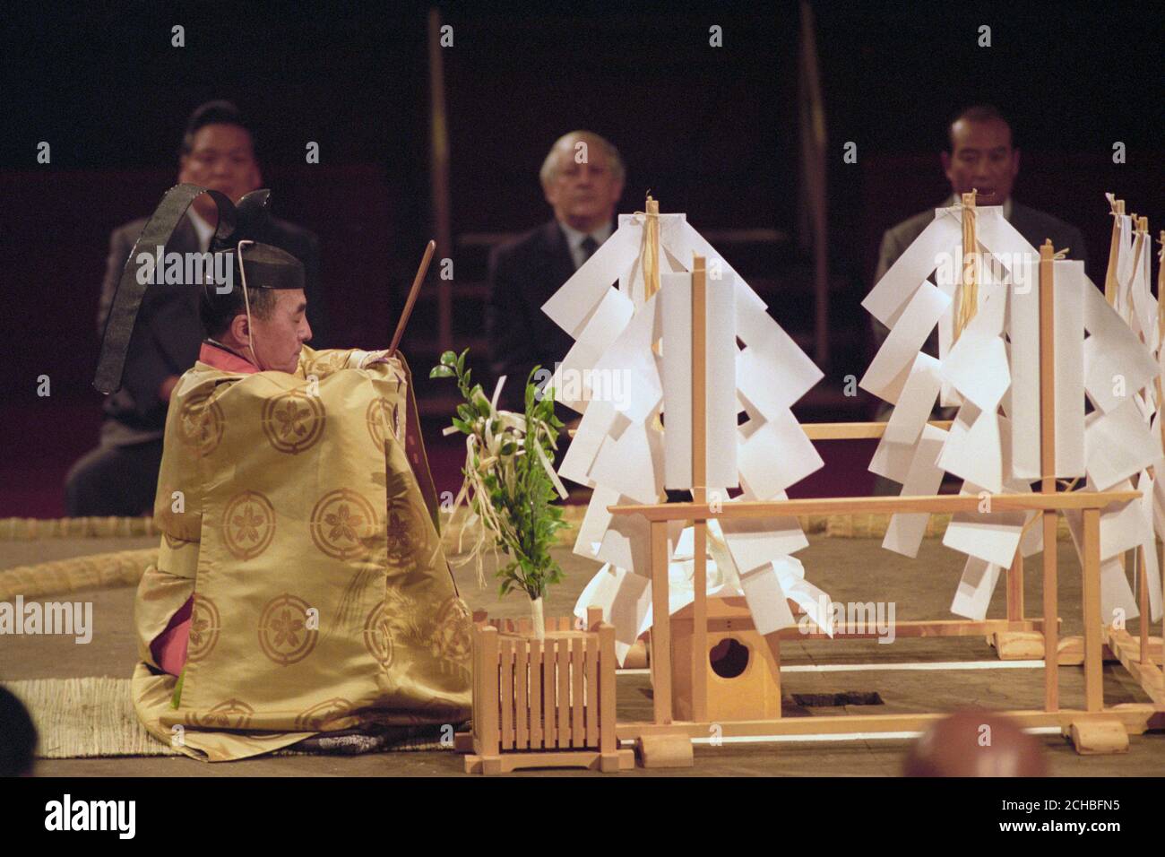 Eine Ring Segenszeremonie, die vom Senior Gyoji (Schiedsrichter) in der Londoner Royal Albert Hall vor dem Start des Grand Sumo Tournament durchgeführt wird. Stockfoto