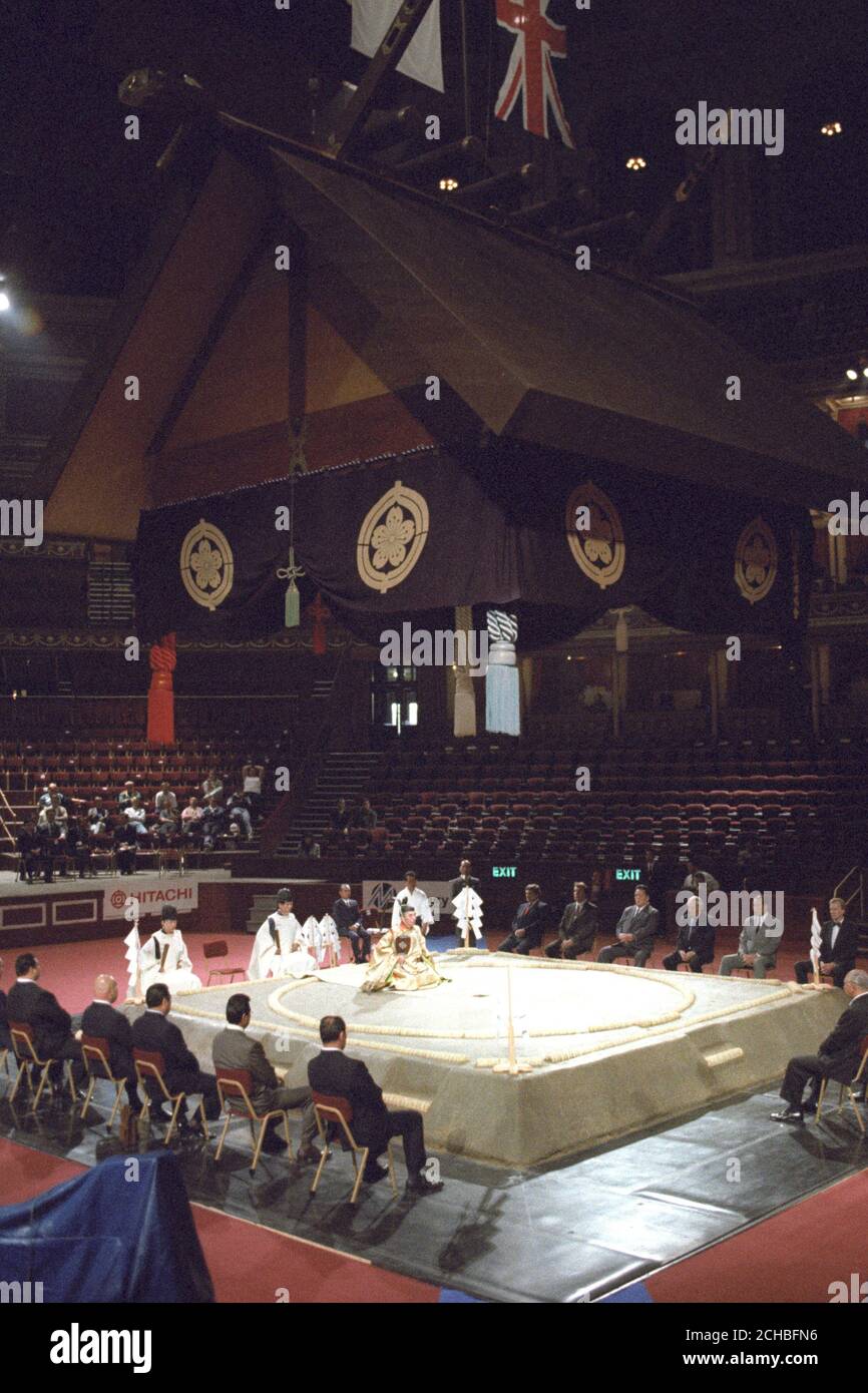 Eine Ring Segenszeremonie, die vom Senior Gyoji (Schiedsrichter) in der Londoner Royal Albert Hall vor dem Start des Grand Sumo Tournament durchgeführt wird. Stockfoto