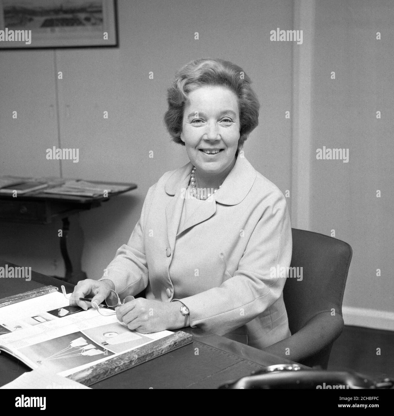 Alice Bacon, MP für Leeds South East, an ihrem Schreibtisch im Department of Education and Science, London. Bei der jüngsten Regierungsumbildung wurde sie zur Staatsministerin für Bildung und Wissenschaft ernannt, zuvor war sie Staatsministerin im Innenministerium. Stockfoto