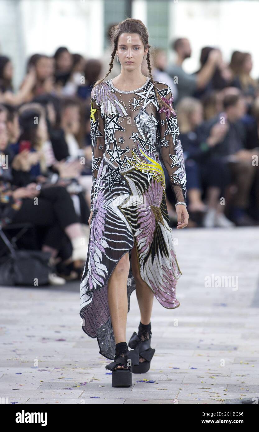 Models auf dem Laufsteg während der Preen von Thornton Bregazzi Frühjahr/Sommer 2017 London Fashion Week Show im Queen Elizabeth II Centre, London. DRÜCKEN Sie VERBANDSFOTO. Bilddatum: Sonntag, 18. September 2016. Siehe PA Story CONSUMER Fashion. Bildnachweis sollte lauten: Isabel Infantes /PA Wire Stockfoto