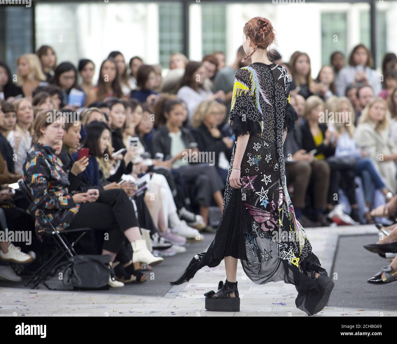 Models auf dem Laufsteg während der Preen von Thornton Bregazzi Frühjahr/Sommer 2017 London Fashion Week Show im Queen Elizabeth II Centre, London. DRÜCKEN Sie VERBANDSFOTO. Bilddatum: Sonntag, 18. September 2016. Siehe PA Story CONSUMER Fashion. Bildnachweis sollte lauten: Isabel Infantes /PA Wire Stockfoto