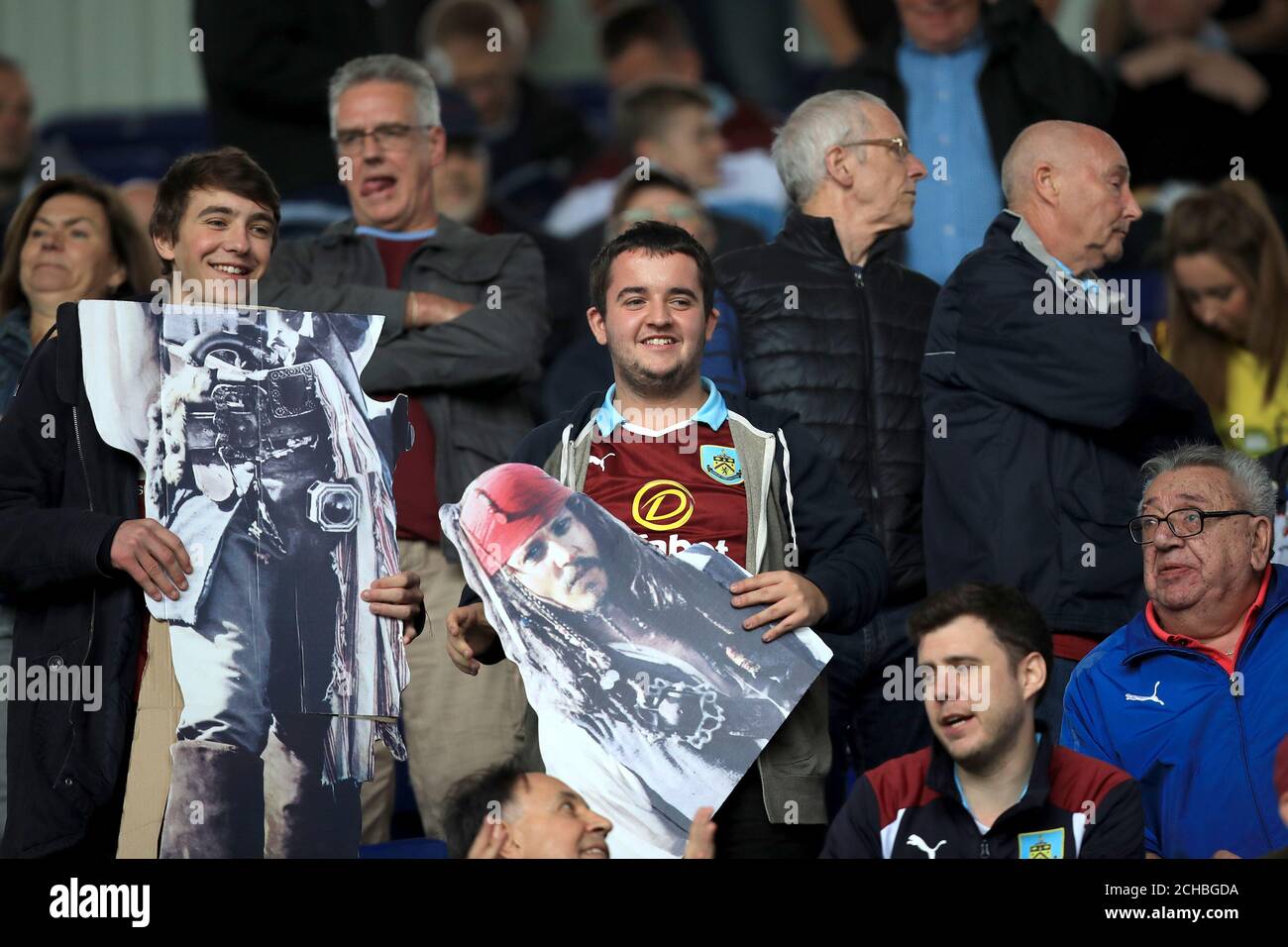 Burnley-Fans halten Ausschnitte aus Pappe von Captain Jack Sparrow In den Tribünen Stockfoto