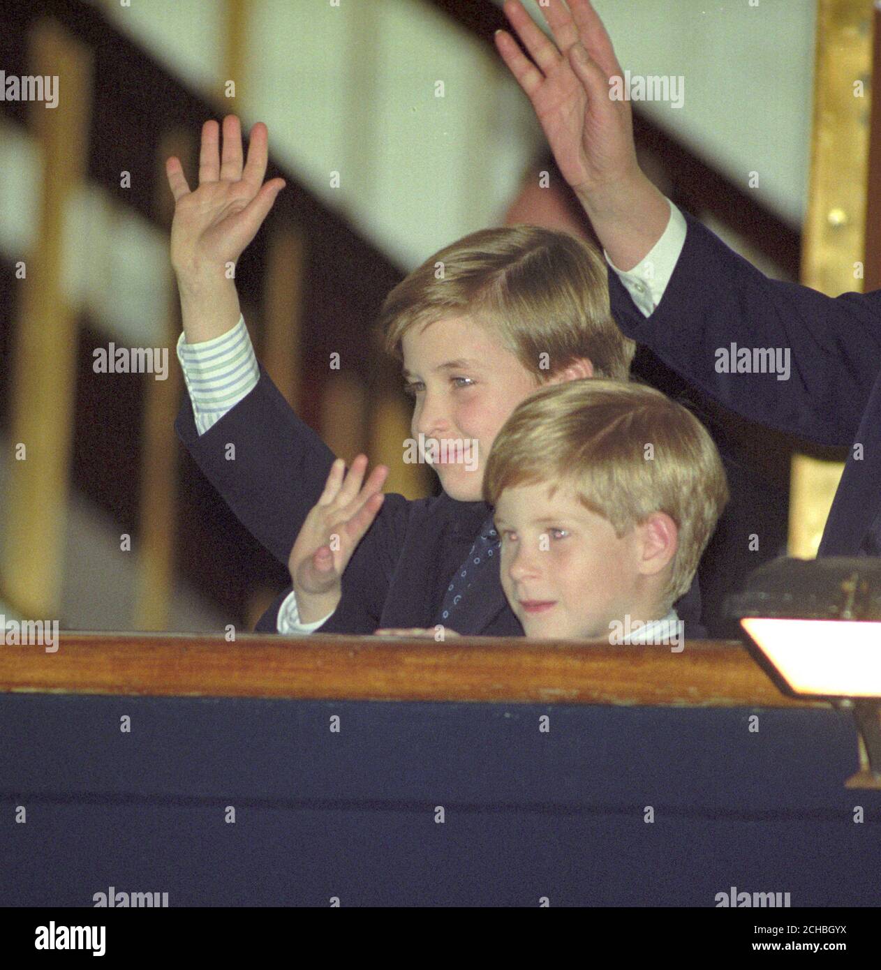 Prinz William, 9, (links) und Prinz Harry, 7, winken zu ihren Eltern, dem Prinzen und der Prinzessin von Wales, als sie an Bord der Royal Yacht Britannia kommen. Früher flog das Königliche Paar in Toronto Flughafen zu Beginn ihrer siebentägigen Besuch in Kanada. Die beiden Fürsten waren gestern angekommen. Stockfoto