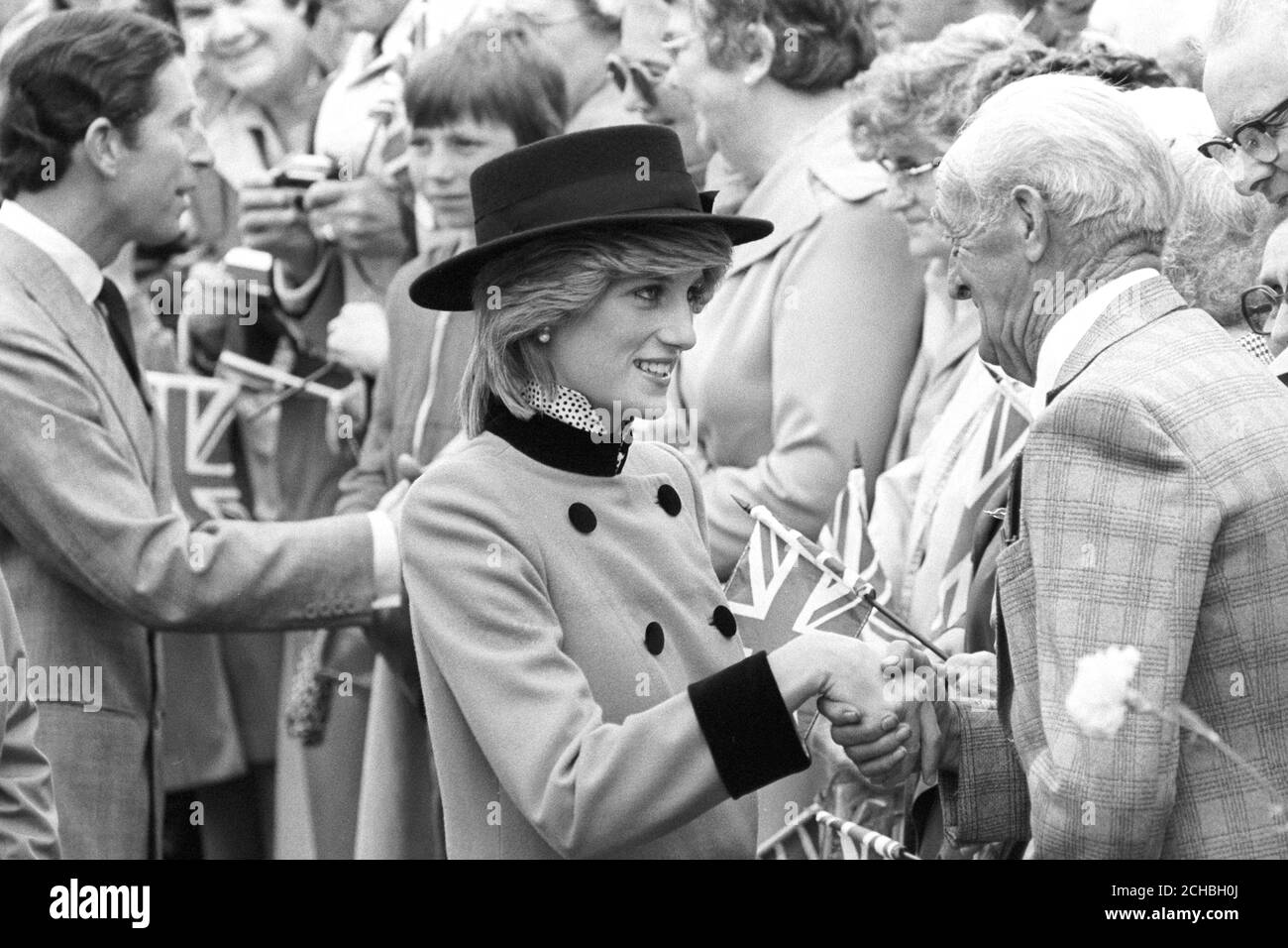 Prinzessin Diana hält sich bei einem Spaziergang in Carbonear, Neufundland, mit einem älteren Herrn die Hände. Stockfoto