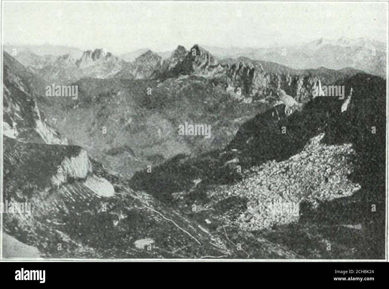 . Dictionnaire géographique de la Suisse; publié sous les Auspizenz de la Société neuchâteloise de géographie, et sous la direction de Charles knapp, Maurice Borel, cartographe, et de V. Attinger, éditeur, avec des collaborateurs de tous les Cantons . allées de lasinge chaude, du .lavroz et de la Sarine, Et les confinsdu groupe, forme une étoile à trois branches à lintersec-tion desquelles sp dresse la Pyramide gazonnée de laBerra (1723 m.). La branche S.-O., la moins élevée et leplus étalée, ne possède aucun sommet méritant mention.Les deux autres branches, qui encadrent le vallon de laGérin Stockfoto