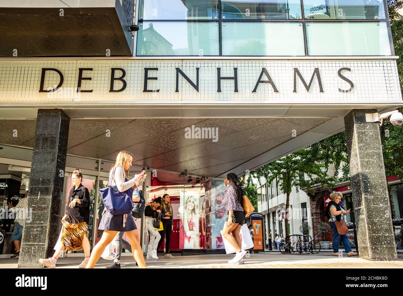 London - September 2020: Debenhams-Laden in der Oxford Street, einem britischen Kaufhaus in der High Street Stockfoto