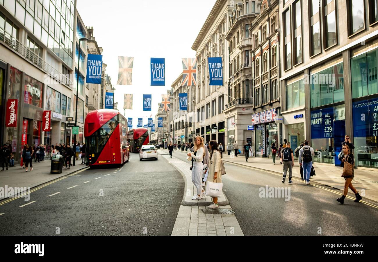 London - September, 2020: Menschen einkaufen auf der Oxford Street im Westen Ende. EIN weltberühmtes Wahrzeichen und Einkaufszentrum in London Stockfoto
